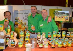 Wim Roeleveld, Dennis van Teylingen en Henk Vinke-Risselada met de nieuwste honing-varianten van Imkerij de Traay: Alpenbloesemhoning en lavendelhoning. Wim: "We focussen steeds meer op honing uit Europa."